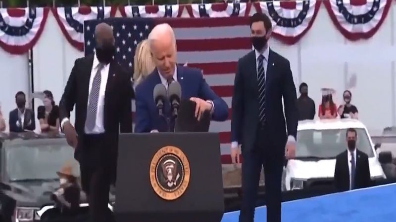 Joe Biden'ın saniyelerce aradığı maskesi cebinden çıktı