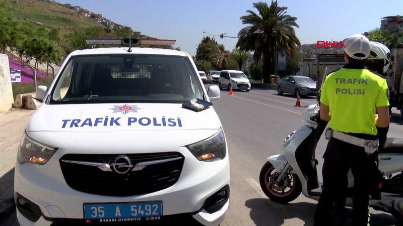 İzmir'de uzun araç kuyrukları oluştu