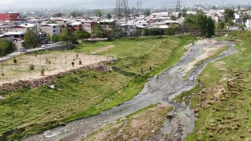 Bursa'da derede yüzenler polisi görünce kaçtı