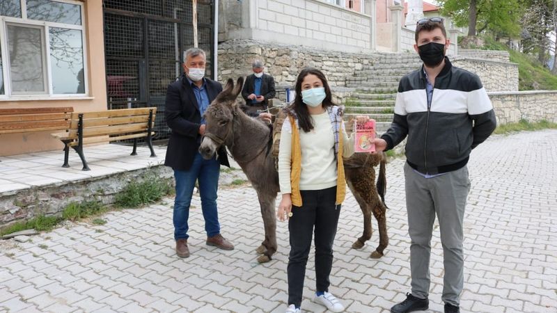 Denizli'de 'eşekli kütüphane' herkesi kitapla buluşturuyor