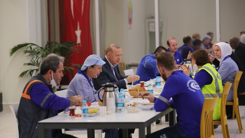 Cumhurbaşkanı Erdoğan, Tuzla'da işçilerle iftar yaptı
