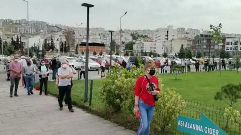 İzmir'de hastane önünde aşı kuyruğu