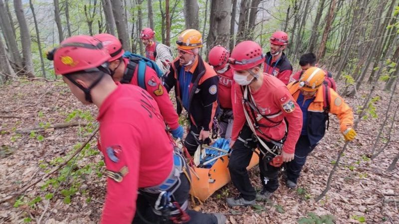 Kocaeli'de define ararken kayalıklardan düştü