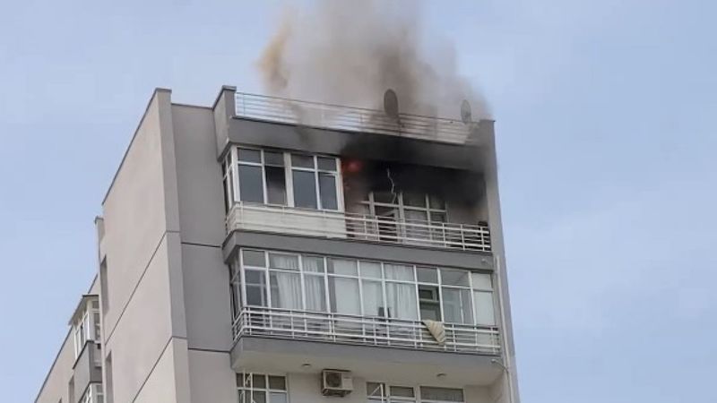 Ankara'da evinin yandığını komşuları uyarınca anladı