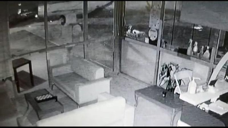 Sultanbeyli'de iş yerinin camlarını sopayla kırdı