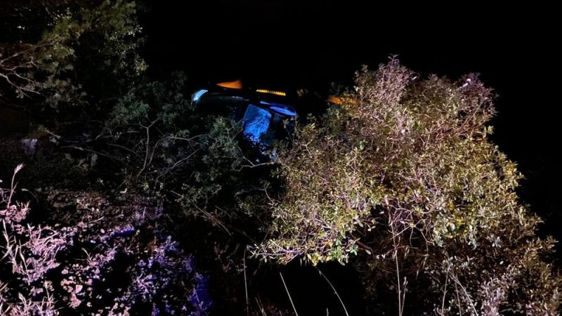 Muğla'da virajı alamayan araç denize doğru yuvarlandı