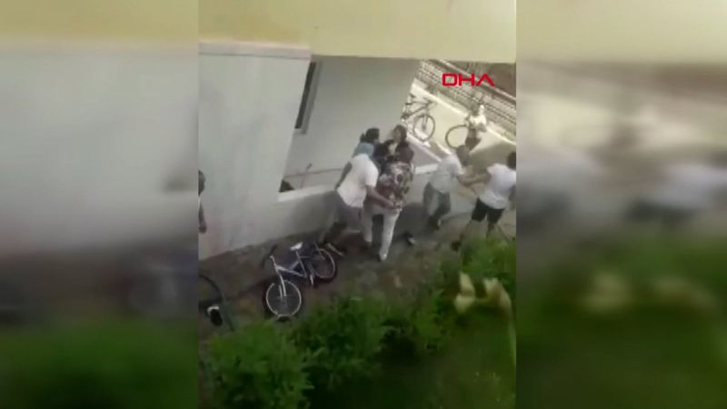 Antalya'da site bahçesinde başlayan kavga kamerada