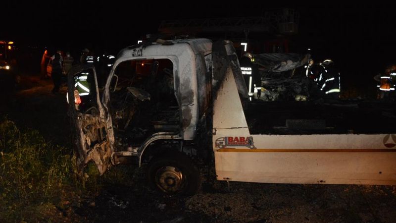 Antalya’da 2 kişi araç içinde yanarak can verdi