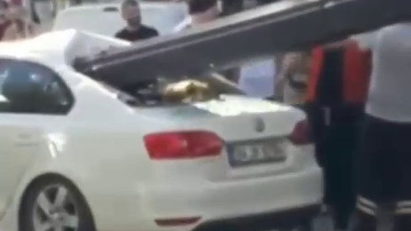 Çekmeköy’de demir çubuklar otomobile saplandı