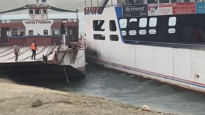 Elazığ’da fırtına nedeniyle savrulan feribotlar çarpıştı