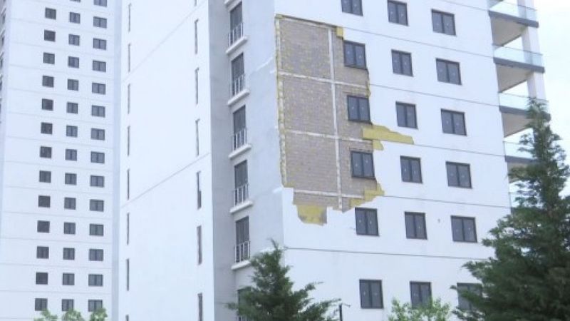 Elazığ'da fırtınanın etkisiyle binanın dış kaplaması söküldü