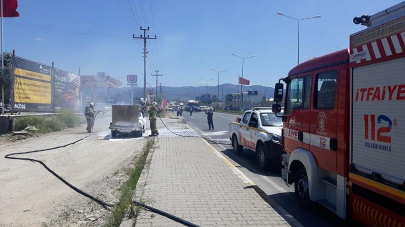 Erdemit'te seyir halindeki araç yandı