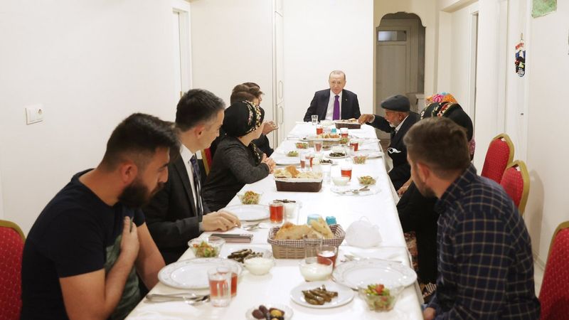 Cumhurbaşkanı Erdoğan Ayaşlı çiftçi ve ailesiyle iftar yaptı