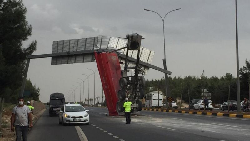 Faciadan dönüldü: Gaziantep'te kamyonun damperi koptu