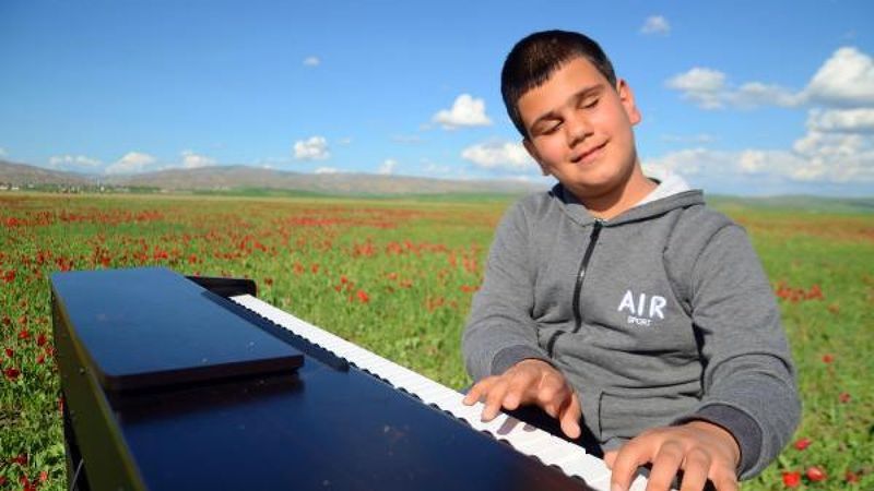 Muş'ta görme engelli Bager'den piyano resitali