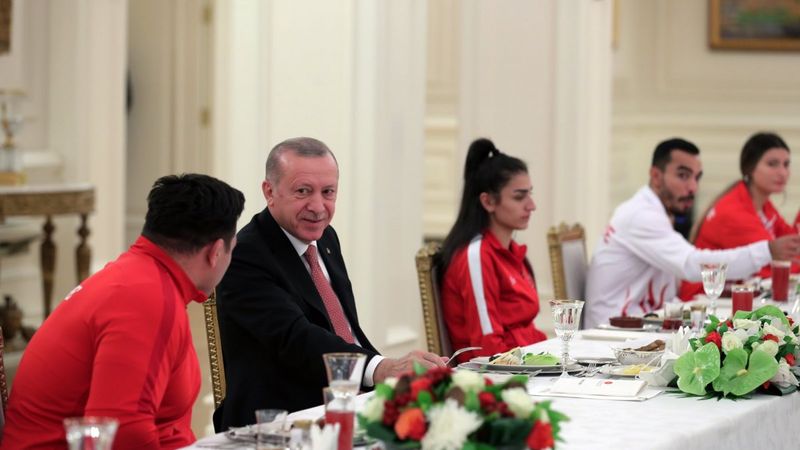Cumhurbaşkanı Erdoğan milli sporcularla iftar yemeğinde bir araya geldi