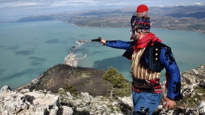 Isparta'da 1750 rakımda zeybek oynadılar