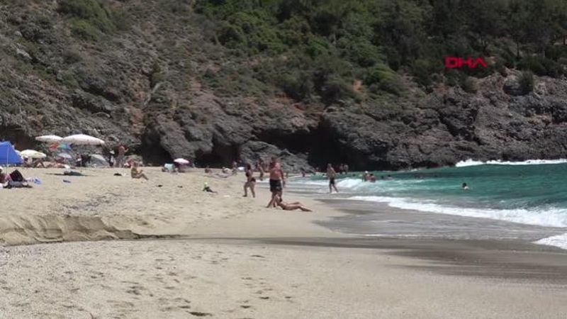Deniz, kum, güneş: Antalya'da plajlar turistlere kaldı