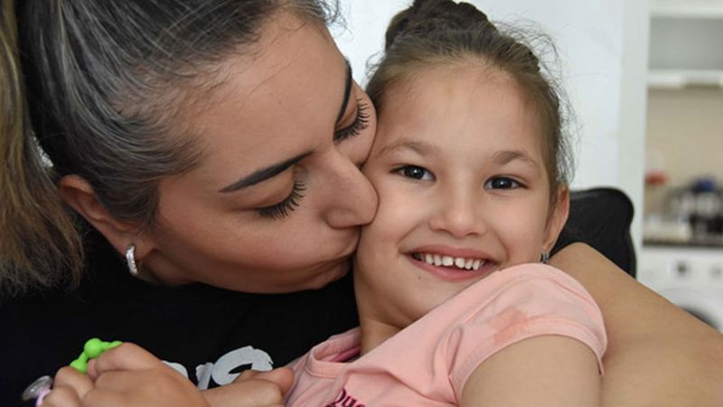 Eskişehir'de, kızının konuştuğunu görmek için mücadele ediyor