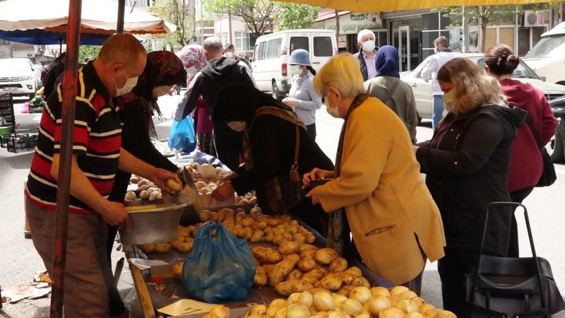 Trabzon'da semt pazarları doldu