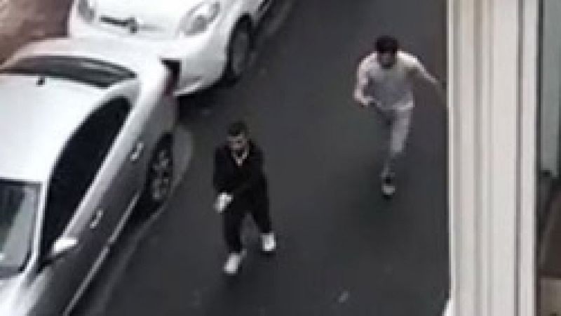 Beyoğlu'nda sokak ortasında silahlı kavga