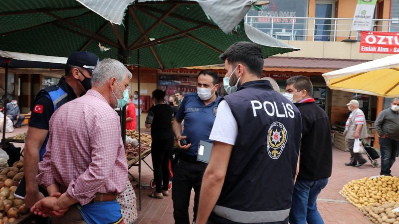 Keşan’da diliyle parmaklarını ıslatarak poşetleri açan pazarcıya ceza