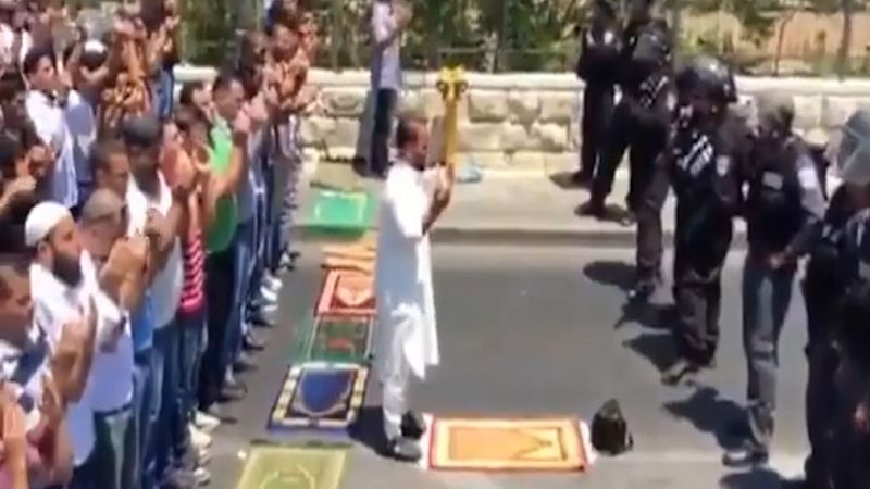 Yol kesen İsrail polisine karşı duran cesur Filistinliler