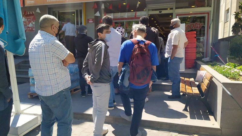 İstanbul'da bayram öncesi çikolata ve şeker kuyruğu