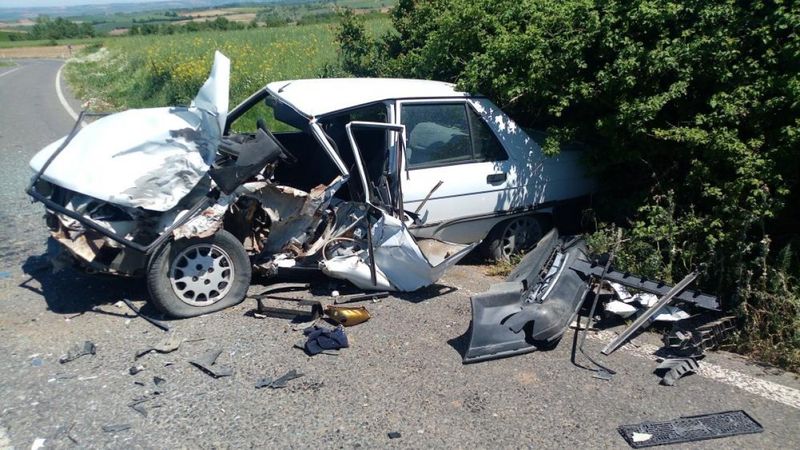 Tekirdağ'da hurdaya dönen otomobilden sağ çıktı