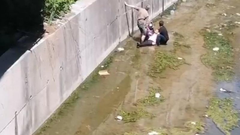 Zonguldak'ta dengesini kaybederek dereye düştü