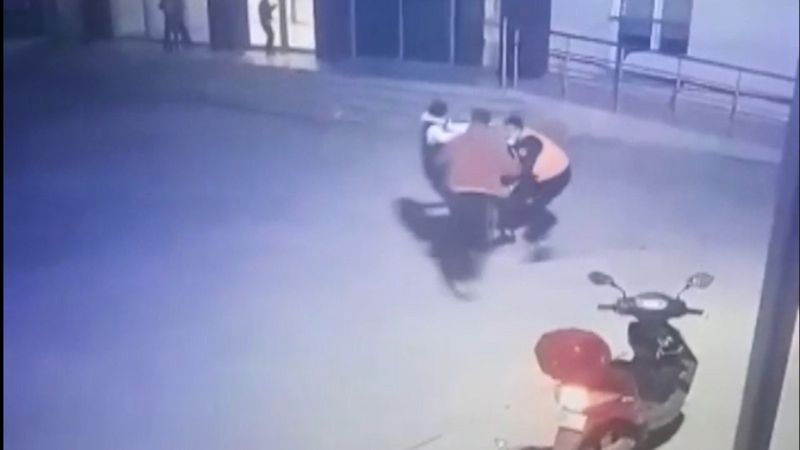 Esenyurt'ta, sitede meydana gelen kavga kameraya yansıdı