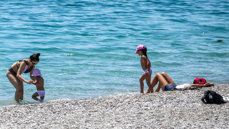 Antalya sahilleri turistlere kaldı