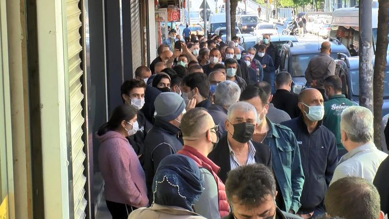 Esenlerde baklavacı önünde uzun kuyruklar oluştu