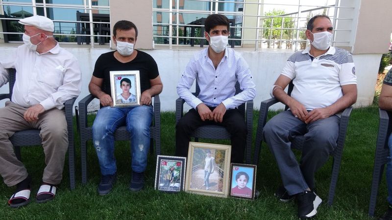 Evlat nöbetindeki aileler bayramda da bekleyişlerini sürdürüyor