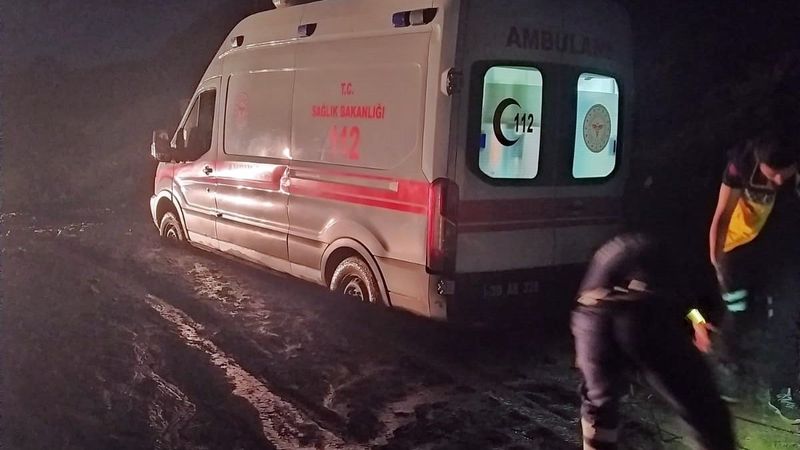 Van-Yüksekova karayolunda heyelan