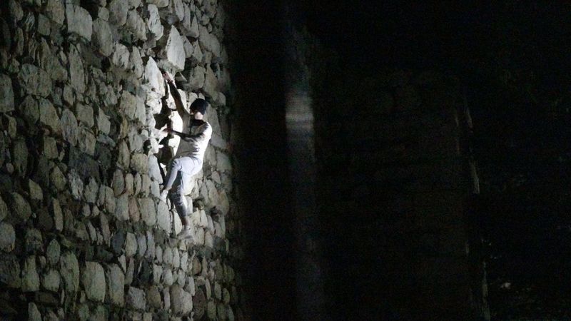 Çorum'da kaleye tırmanan alkollü polisi alarma geçirdi