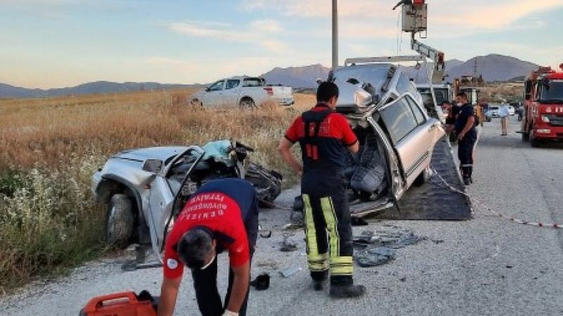 Denizli'de direksiyon hakimiyetini kaybeden sürücü beton direğe çarptı