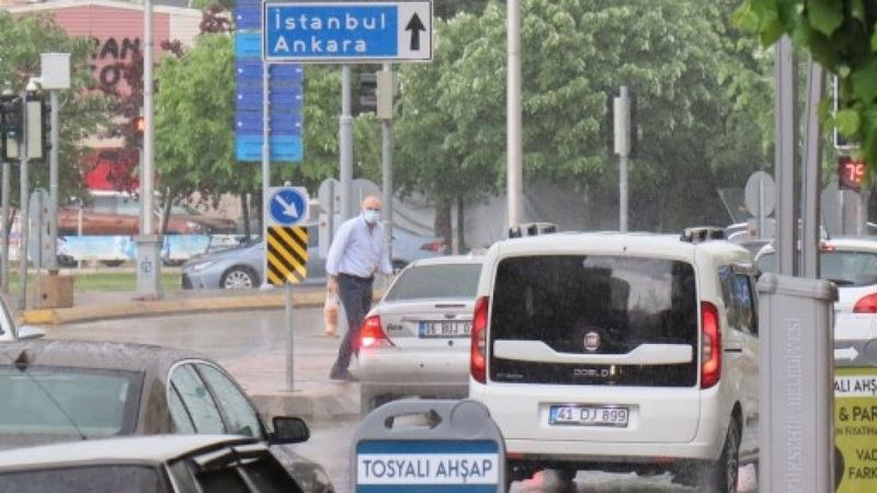 Kocaeli'de sağanak yağmur hayatı olumsuz etkiledi