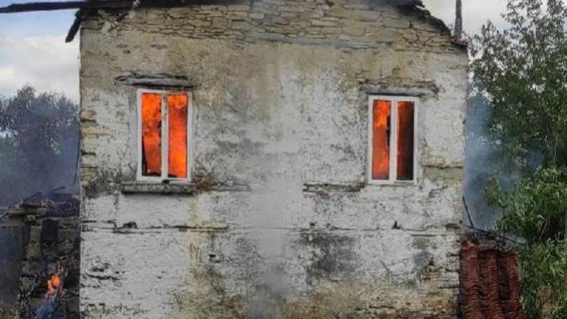 Antalya'da anne ve babasını kaybeden genç, evini yaktı