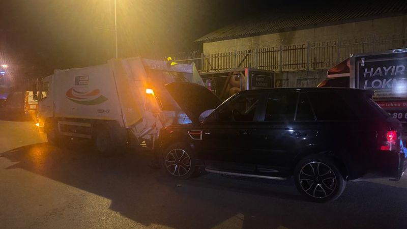 Ataşehir'de lüks ciple çöp kamyonuna çarptı