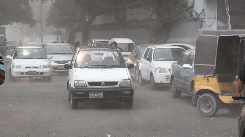 Pakistan'da kum fırtınası: 5 ölü