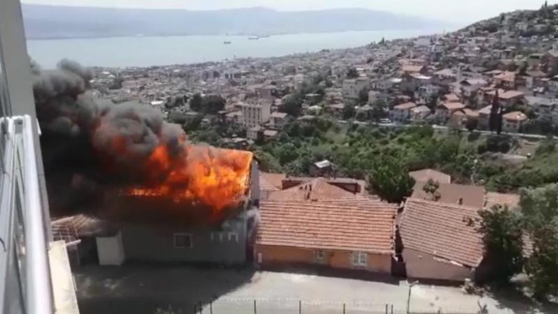 Kocaeli'de 2 katlı ev alev alev yandı