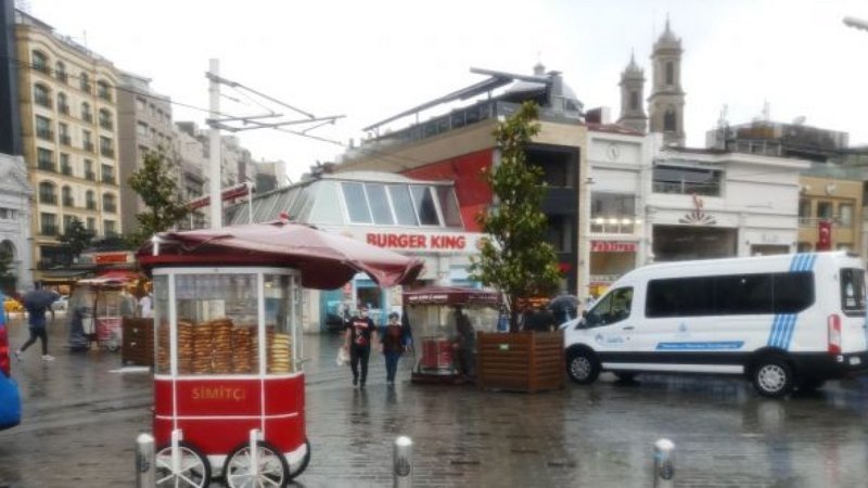 Sağanak yağış Taksim’de hayatı felç etti