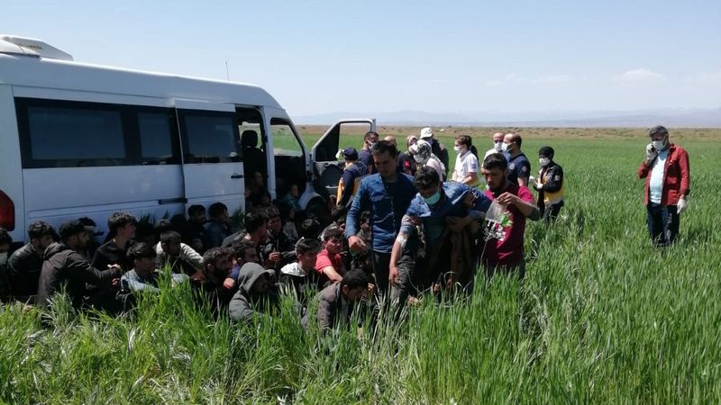 Van'da15 kişilik minibüsten 56 göçmen çıktı