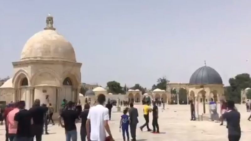 İsrail polisi, Mescid-i Aksa’daki cemaate ses bombalarıyla saldırdı