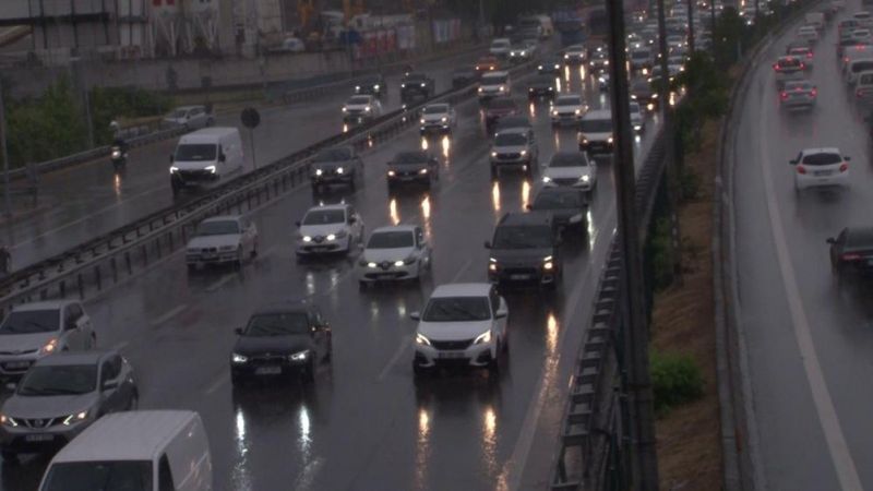İstanbul'da sağanak yağış nedeniyle trafik yoğunluğu arttı