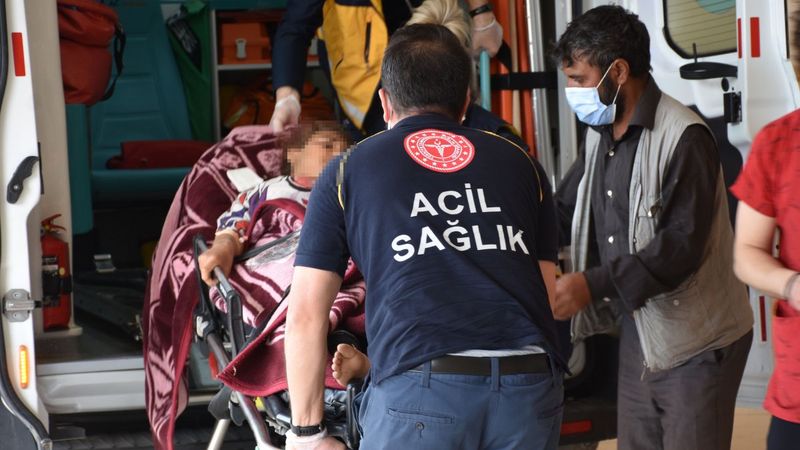 Sivas'ta babasının tabancasıyla oynarken yaralandı