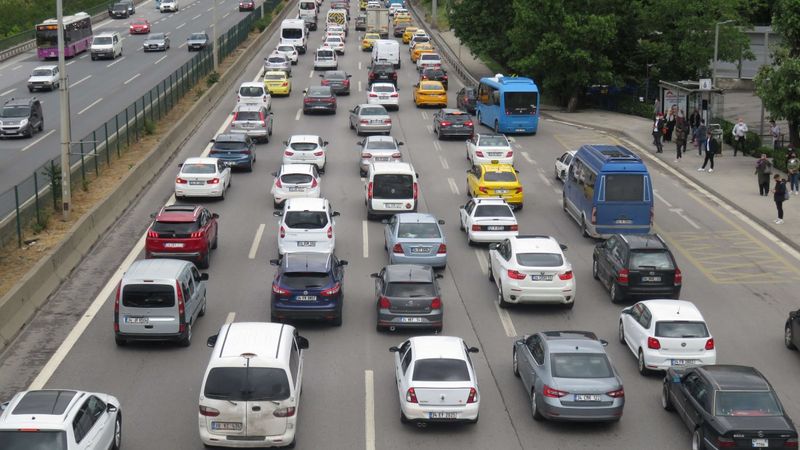 Hafta sonu kısıtlaması öncesi trafik yoğunluğu
