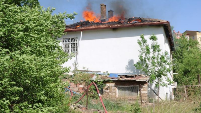 Yozgat'ta 2 katlı evin çatısı yandı