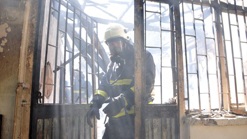 Antalya'da gecekondu yanarak kullanılamaz hale geldi